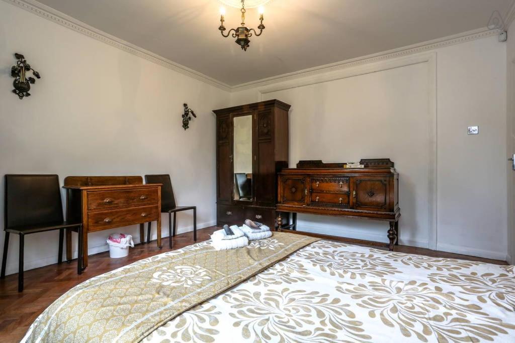 Oyo Guest House Ellipse Whetstone Ngoại thất bức ảnh