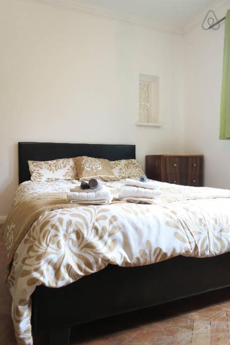 Oyo Guest House Ellipse Whetstone Ngoại thất bức ảnh